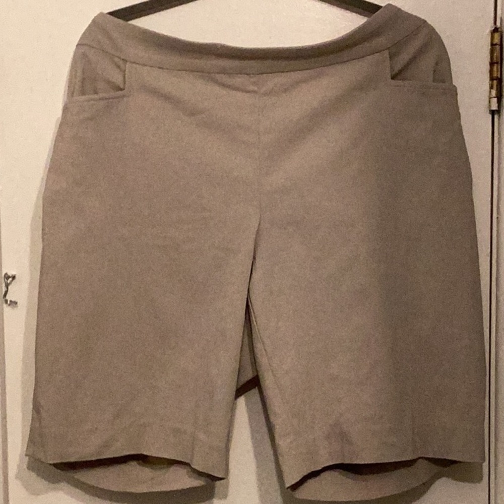 Liz Claiborne Women's Tan Bermuda Shorts Size 1X - Picture 2 of 9